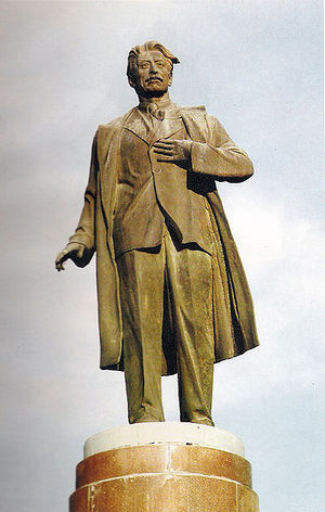 Абдурахманов. Памятник С. Вургуну.jpg