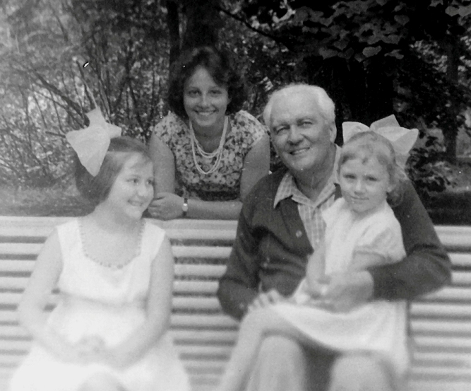 С внучками Аришей, Наташей и Леной в Дубултах.(1963 г.) 1.jpg
