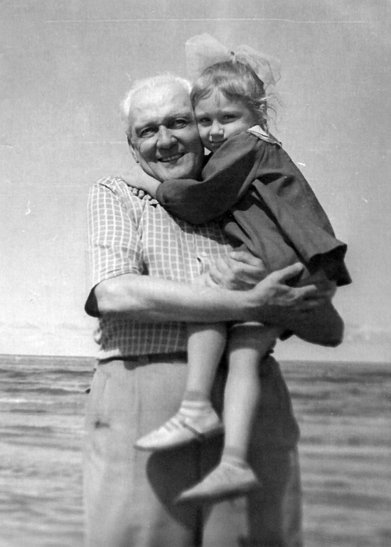 С внучкой Леной. Дубулты, 1963 г..jpg