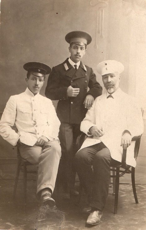 Николай Абросимов с сыновьями 1913.jpg