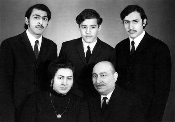 Бахрам Мансуров с семьей.jpg