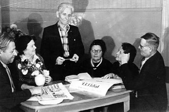 Ф.С Непряхин и Е. Сысоева-Трофимова (в центре), Г. Трофимов (крайний справа)Фото из газеты Вышка (№13,2001г)