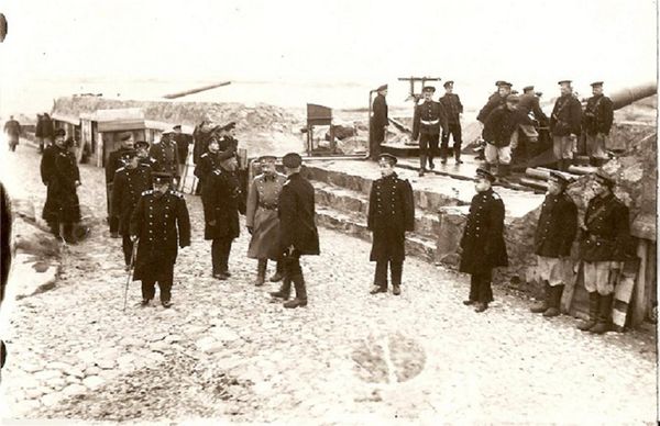 Канин В.А. на одной из батарей морской крепости Императора Петра Великого (1916 год).jpg