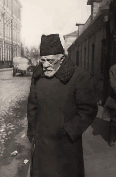 Архитектор, инженер, изобретатель, учёный Шухов на прогулке в Телеграфном переулке. Москва 1928