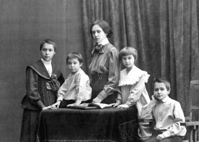 Klasson kids 1908.jpg