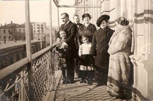 Плескачевский его жена - Полина Андреевна с дочерьми и гостями на балконе своей квартиры на Меркурьевской улице в Баку.jpg
