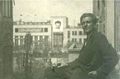 10 Юрий Фидлер на балконе своего дома по улице Свободы 26.jpg
