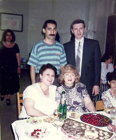 Cидят педагоги БМУ: слева Виола Садыхова, справа Альвина Листенгартен. Стоят бывшие студенты Альвины, слева Назим Гаджиалибеков, справо Джаваншир Джафаров. 1996