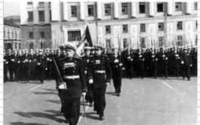 Парад на Дворцовой площади 1 Мая 1945 года. На марше - Ленинградское ВМПУ.jpg