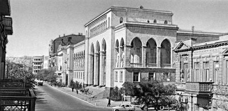 Библиотека им. Ахундова (Баку) - 1.jpg
