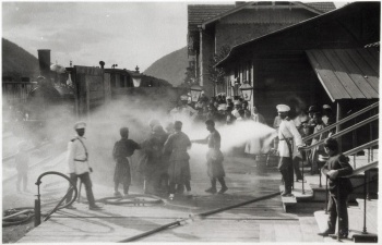 Санобработка вновь прибывших на вокзале Баку во время эпидемии холеры 1892 года.jpg